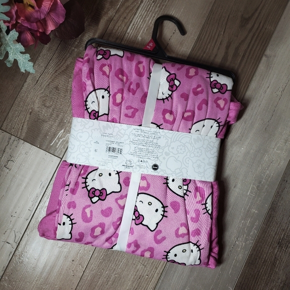 NWT Hello Kitty Women's Lounge Top and Pants with Socks Set 3-Piece Plus Size 2X - Picture 16 of 16